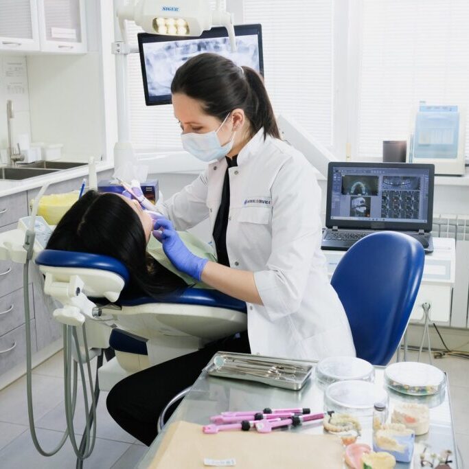 MAE7T3jY2ys dentist working on patient