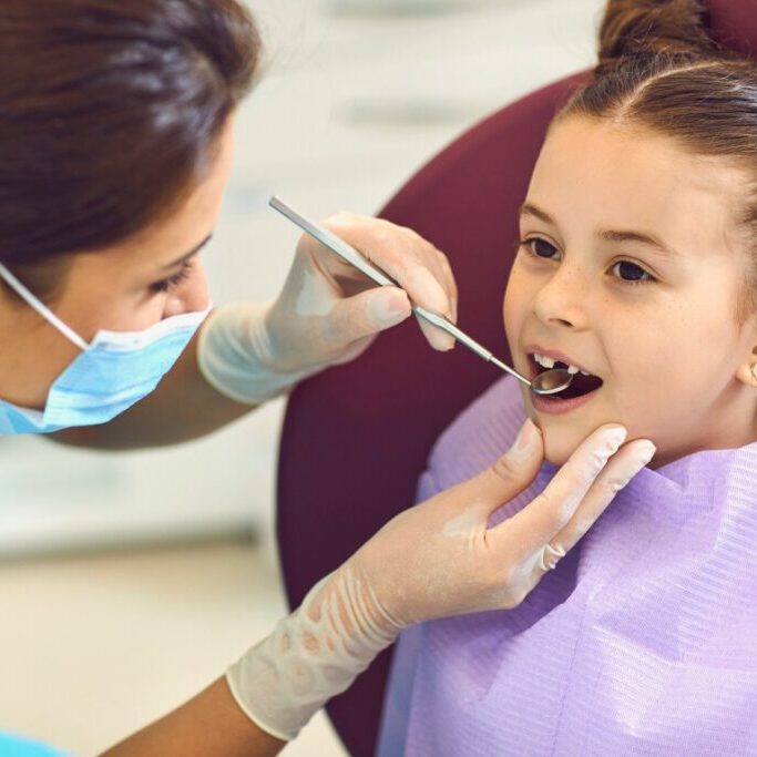 MAEJrETcAuY little girl at dentist