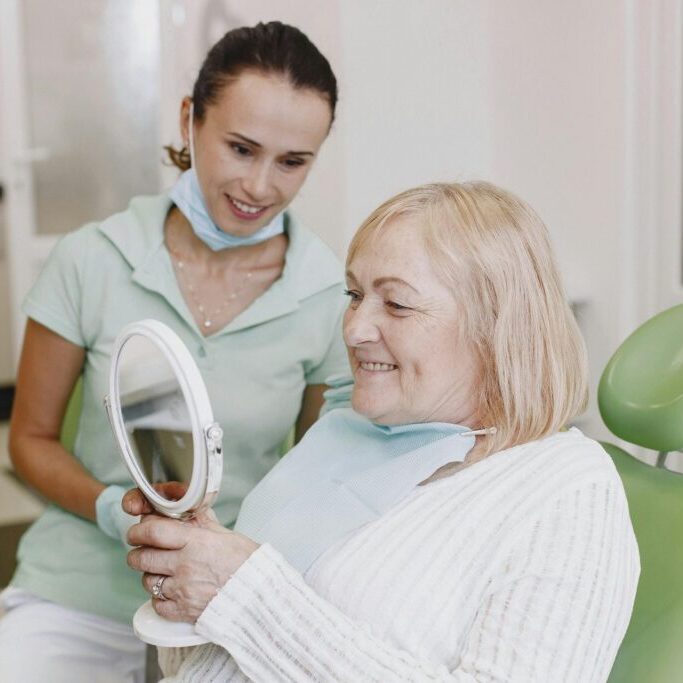 MAGZRP7IvUI dentist treating older woman